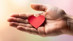 Jak rozpoznać, że ktoś na pewno zakochuje się w tobie – 3 subtelne oznaki